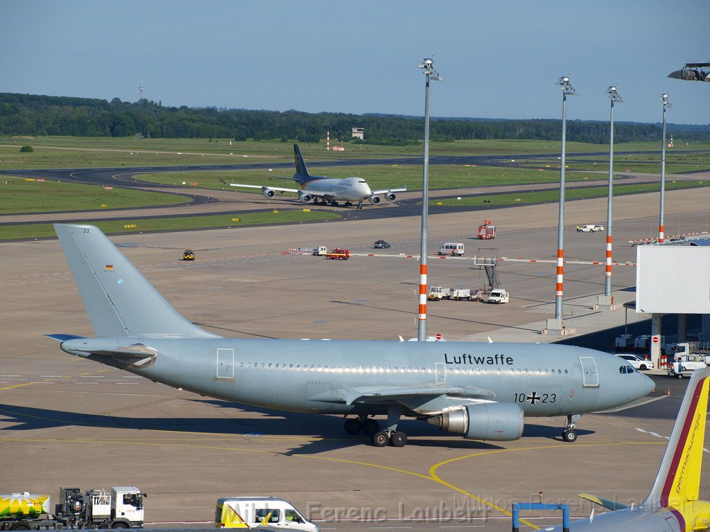 Lufthansa Airbus A 380 zu Besuch Flughafen Koeln Bonn P071.JPG